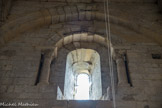 Saint-Trinit.<br> Deux baies en plein cintre, ouvertes dans le mur Sud, au-dessus d’une porte, éclairent cette partie de l’édifice : seule est romane la fenêtre supérieure ; elle est très ébrasée vers l’intérieur et présente la particularité d’être flanquée de colonnettes adossées.