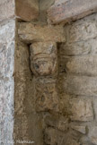 Notre-Dame-de-l’Ortiguière <br> Sous les têtes ont été sculptés quatre bas-relief.