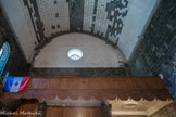 <center>Notre-Dame-de-Valvert.</center>Dans la première travée de la nef, une tribune en bois est supportée par deux colonnes en pierre.