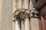 <center>Notre-Dame-de-Valvert.</center>Les trois chapiteaux de l'ébrasement nord sont ornés (de l'extérieur vers l'intérieur) : d'un ours, de feuilles d'eau à extrémité arrondie retombant sur la partie médiane, d'un masque humain et d'un motif d'enroulement.