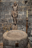 <center>Notre-Dame-de-Valvert.</center>Christ en bois du XVIe ou du XVIIe siècle et la cuve baptismale.
