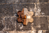 <center>Notre-Dame-de-Valvert.</center>Agnus Dei. Fragment de la décoration d'un retable disparu. Sculpture sur mélèze, à l'origine marouflé et peint.
