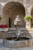 <center>Annot</center>  Place de la Fontaine. Cette petite place caladée, créée dès le XIVème siècle, au premier agrandissement des remparts, fut, deux siècles plus tard, ornée de cette magnifique fontaine en grès qui fut la première de la ville.