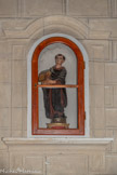 <center>Annot</center> Statuette en bois (noyer ?), taillé, peint polychrome. Un saint patron non identifié portant une maquette d'église dans ses mains.