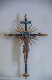 <center>L'église Saint Martin.</center>  Derrière le maître-autel, un beau Crucifix en bois polychrome du XVIIe siècle, restauré en 2006 par l'artiste italien Giulio Gorga.