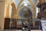 <center> Castellane. </center> Église Saint-Victor. La nef romane comporte trois travées voûtées de puissantes croisées d’ogives de section rectangulaire, séparées par des arcs doubleaux retombant sur des ressauts de mur. Les ogives sont en plein cintre et les doubleaux en cintre brisé. Le chœur liturgique occupe la travée orientale de la nef, séparée de la travée centrale par une clôture de chœur datant du XVIIIe siècle. L'arc triomphal de l'abside est percé d'un occulus.