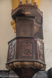 <center> Castellane. </center> Église Saint-Victor. La chaire à prêcher date du XIXe siècle, elle est en bois et plâtre. La cuve en noyer de la chaire repose sur une console en gypserie ancrée dans le pilier engagé dans le mur sud.