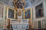 <center> Castellane. </center> Église Saint-Victor. L'autel est en marbre des XVIIIe/XIXe siècles. Les trois baies éclairant l’abside et visibles depuis l’extérieur de l’église, ont été bouchées. Cela a permis le développement d’un décor de boiseries du début du XIXe siècle constitué de panneaux fixes peints et de tableaux mobiles.