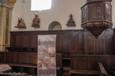 <center> Castellane. </center> Église Saint-Victor. Les stalles en bois ciré du XIXe siècle constituent un ensemble cohérent. Elles proviennent avec la clôture de chœur, de la chapelle de la Visitation.