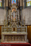 <center> Castellane. </center> L’église du Sacré-Cœur. Autel constitué d'un tombeau à élévation droite, surmonté de deux gradins enchassant un tabernacle et d'un retable comportant trois statues. Le tout est en plâtre peint polychrome et faux or avec un décor en relief, des décors rappportés et des décors en ronde bosse. Par endroits, de l'émail est incrusté dans le plâtre. La porte du tabernacle est en bois, avec des garnitures en laiton et des cabochons de verre opaque.