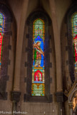 <center> Castellane. </center> L’église du Sacré-Cœur. petite scène : Pénitence : une femme est agenouillée devant un curé ; scène principale : un ange portant une croix et un marteau.