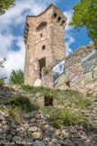 <center> Castellane. </center> Les Jardins de la Tour. La Tour Pentagonale. Elle date de 1359. Elle fait partie des remparts qui protègent la ville de Castellane depuis le Moyen-Age. Les fortifications de Castellane sont traditionnellement datées de 1359 et des années qui ont suivi. Si la Tour Pentagonale peut remonter à la seconde moitié du 14e siècle, il n'est pas possible de dire quand sont intervenues les transformations observables notamment au niveau du mâchicoulis et de la gorge. La tour pentagonale est la plus imposante du système de fortification de la ville. Elle est aussi la mieux conservée et la plus élevée, puisque si elle n'est pas la plus haute (elle mesure un peu moins de 20 m de hauteur), elle est malgré tout construite au point le plus haut des remparts.