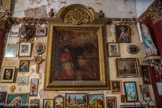 <center> Castellane. Chapelle Notre-Dame-du-Roc.</center> A droite, ex-voto d'un naufrage : un voilier portant pavilon français. Tableau : Saint Charles Borromée. Le saint, vêtu des habits de cardinal, est agenouillé devant un autel sur le tombeau duquel est inscrit le I.H.S. Sur l'autel sont posés une mitre, deux chandeliers et une croix d'autel. Une colonne dorique borde la scène sur le côté droit. Une nuée, avec des têtes d'anges et un Sacré-Coeur entouré de la couronne d'épines, occupe la partie supérieure droite de la toile. Un ange vole au-dessus du saint. Sur le fronton du cadre figurent les armoiries de Monseigneur Louis Duchaine. Le tableau, qui ne représente pas saint François et sainte Jeanne de Chantal, ne doit pas être le tableau d'origine.