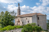 <center> Castellane. Chapelle Notre-Dame-du-Roc.</center> Selon les historiens, la chapelle Notre-Dame-du-Roc remonterait tantôt au 9e siècle, tantôt au 11e siècle, mais les parties les plus anciennes de la chapelle actuelle dateraient au plus tôt du 12e siècle. Elle aurait été en tout cas associée au château d’Aldebert Ier, seigneur de Castellane, et aurait été réservée à l’usage du baron et des habitants du château fort, le service religieux étant fait par un moine de l'abbaye Saint-Victor de Marseille. 1262 Charles d'Anjou, comte de Provence, chasse Boniface VI de Castellane et prend possession de l'édifice et en nomme le prêtre, signant en 1301 l’écrit le plus ses anciens concernant Notre-Dame du Roc. 1475. La population se mobilise à l'approche du rattachement de la Provence à la France, pour préparer la chapelle qui échappe ainsi à la démolition quand Louis XI ordonne en 1481 de raser la forteresse. La chapelle aurait été rebâtie en 1590, après les dévastations occasionnées par les Hugenots.
Le 3 janvier 1663, on fonda dans l’église Notre-Dame-du-Roc le couvent des pères de la Merci. Mais dès 1672, ces religieux se sentant trop isolés, firent construire leur nouvelle habitation plus bas, sur les remparts de la ville. La chapelle retomba en ruine en 1703. Sa reconstruction fut décidée en 1775. Ce fut Joseph Feraud, membre d’une lignée d’architectes connus de Castellane, qui fut chargé de la reconstruction avec essentiellement des travaux de réparations de l’abside, dans la sacristie et sur la toiture.