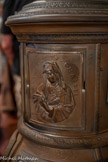 La partie supérieure du poêle est divisé en quatre métopes où sont figurés des médaillons avec des représentations en buste du Christ bénissant, de saint Joseph, de la Vierge et d'une croix. Ici la Vierge.