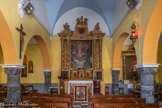 Chapelle Saint Joseph. L'intérieur est constitué d'une courte nef voûtée d'arêtes, à chevet plat et de deux collatéraux en plein cintre. L'ensemble est divisé en deux travées scandées par des colonnes de granite noir dont les chapiteaux sont cubiques. Dans la nef, les voûtes retombent sur de petits culots sculptés.