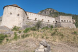 <center> Le Fort de Savoie. </center> La tour de guet, la salle d'armes, la cour nord avec une de ses échauguettes.