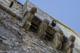 <center> Le Fort de Savoie. </center> Mâchicoulis de la bretèche.
Le mâchicoulis permet de protéger la porte d’accès à la seconde enceinte. C’est un balcon suspendu du XVIe siècle, ouvert au sol pour permettre le jet de pierres.
