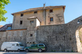 Porte du Barri (1934). Derrière le rempart, la caserne.