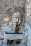 La barbacane. Fontaine de la forge, offerte par l'Union Compagnonique des Compagnons du Tour de France en 2000.