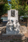 <center>Monument à Frédéric Mistral</center>Bronze du sculpteur Tuby, 1930. Architecte, Duperron. Le monument est érigé devant la Chambre de commerce en 1930. En 1953 il est  transferé ici, dans le nouveau square. La Gavoutino, les Alpes provençales.