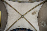 La voûte est sur croisée d'ogives, le profil est à larges méplats et cavets. Doubleaux, nervures de la voûte et pilastres ont été décorés en 1862 d'entrelacs d'oves, de filets.