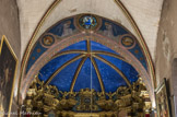 Le mur diaphragme a été percé à une date indéterminée d'un oculus dont le vitrail représente le Christ enseignant.