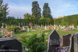 <center>Le cimetière</center>C’est bien l’ensemble paysager de buis qui est classé : il dessine des carrés, fermés à la manière des cloîtres, dans lesquels les tombes sont très modestes.