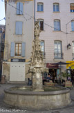 <center>La Fontaine Saint-Michel</center> A l'arrière-plan, la maison de Tende,  appartenant à la famille de Tende, possède une façade large, du XVIIIe siècle
