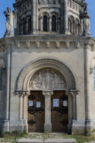 <center>La chapelle Notre Dame de Provence</center>La porte est divisée en deux baies par un pilier richement décoré. Le cintre de la porte est lui-même orné d'archivoltes très délicatement sculptées.