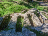 <center>Abbaye Notre-Dame de Ganagobie.</center> Derrière l’église, se trouvent d’anciennes tombes creusées à même le roc pour y ensevelir des moines.