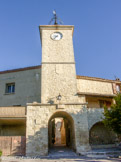 <center>Lurs.</center> La tour de l’Horloge coiffée d’un campanile abritant la plus vieille cloche de la région (1499). C'est la cloche Sainte Croix.