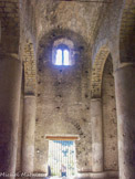 <center>La chapelle Saint-Donat-le-Bas</center> La façade occidentale est percée de deux fenêtres géminées logées sous un arc de décharge