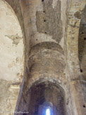 <center>La chapelle Saint-Donat-le-Bas</center> L’église, qui fait 22,85 m de long, comporte un véritable transept et des collatéraux, éléments assez rares en Haute-Provence. La nef qui mesure 9,2 m de large et 10,2 m de hauteur sous voûte, est bordée de bas-côtés étroits (1,4 et 1,6 m de large) voûtés en quart de cercle, ce qui permet d’absorber une partie de la poussée de la voûte de la nef.