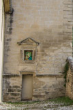 Dans la niche Renaissance, une céramique d'Henri Pertus représentant la vierge et les deux patrons du pays, Saint-Laurent et Saint André, entourant l'Enfant Jésus, inaugurée le 8 décembre 1957.