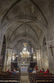 La nef est à trois travées, flanquée de deux nefs latérales. Toutes les trois sont  voûtées sur croisées d'ogives.
