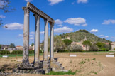 Aux limites nord-est de la province de Narbonnaise nouvellement créée, l'empereur Auguste fonde au début de notre ère une colonie latine placée sous le vocable d’Apollon : Colonia Julia Augusta Apollinaris Reiorum. Le territoire de la cité est limité au nord par la Bléone, à l’est par une partie de l’arc de Castellane, au sud par les Plans de Canjuers et les basses gorges du Verdon, et à l'ouest par la Durance. La ville est implantée en fond de vallée, au pied de la colline Saint-Maxime. Elle s’étend sur environ 15 hectares, au confluent du Colostre et de l’Auvestre.
La ville antique n'est pas visible au premier regard car la topographie a changé. Le niveau du sol antique est situé 2 m plus bas que le sol actuel. On peut néanmoins avoir une vision de l’agglomération grâce aux connaissances archéologiques que l'on a sur certains monuments fouillés : le temple des Colonnes (dont les vestiges se dressent devant vous) ; une vaste esplanade portiquée (à proximité du temple des Colonnes) ; un grand bâtiment rectangulaire (au sud, actuellement en contrebas de la route) ; des thermes (sous le collège actuel) ; des habitations (dans le secteur du collège) ; des nécropoles (autour de la ville). A l’ouest, s’élève un ensemble monumental : un péribole orné de colonnes délimite l’espace sacré autour du temple des Colonnes (dont le podium est dégagé en 1964). Construction d’époque augustéenne, il s’agit d’un sanctuaire du culte impérial, ou dédié à une divinité.