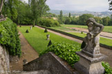 <center>Château de Sauvan.</center> Au fond, le village de Mane.