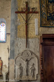 <center>Senez </center>Cathédrale Notre-Dame-de-l'Assomption. <br> Croix avec les instruments de la Passion : lance, échelle, clous, tenaille, marteau, coeur, main, pied. Il s'agit vraisemblablement d'une croix de pénitents.