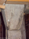 <center>Ferme du prieuré de Vilhosc</center> Chapiteau portant uine inscription mentionnant la dédicace d'un autel du Saint-Sépulcre le 7 des Calendes de mai et qui peut remonter à la fin du Xe ou au début du XIe.