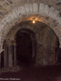 <center>Ferme du prieuré de Vilhosc</center> L'abside est précédée d'une travée recouverte de deux voûtes d'arêtes séparées par un doubleau.