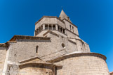 <center>L'église Notre-Dame-des-Pommiers. </center> Cette cathédrale faisait partie d'un groupe épiscopal qui comprenait également un cloître situé au sud de celle-ci et une église Saint-Thyrse dont le souvenir s'est perpétué sous le double vocable de la cathédrale actuellement toujours placée sous la double protection de la Vierge et de saint Thyrse. La construction de la cathédrale aurait débuté, selon Jacques Thirion, à l'initiative de Pierre de Sabran (1145-1171) et se serait poursuivie au début du XIIIe siècle avec des équipes lombardes appelées par l'évêque Henri de Suse.