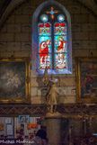 <center>L'église Notre-Dame-des-Pommiers. </center> Statue de Jeanne d'Arc et vitrail du Baptême de Jésus.