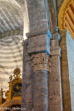 <center>L'église Notre-Dame-des-Pommiers. </center> Le vaisseau central est formé de cinq travées communiquant avec les bas-côtés par de grandes arcades prenant appui tout contre les doubleaux sur de puissantes piles carrées cantonnées de demi-colonnes.