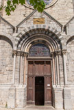 <center>L'église Notre-Dame-des-Pommiers. </center> Ce portail en plein cintre à trois voussures emboîtées, supportées par des colonnettes est installé dans un avant-corps.