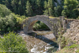 <center>Le pont du Moulin.</center>Les becs, en pierre appareillée, protègent la pile centrale et les culées dont l'une repose sur un massif rocheux.