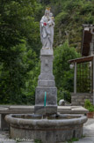<center>Thorame gare.</center>Fontaine et statue en bronze devant la gare. Le socle, en marbre, est orné de fleurs de lys.
