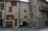 <center>Thorame Haute.</center>En 1630 une épidémie de peste est très meurtrière, on compte environ 90 décès. Lors de la peste de 1720, le village fournit vingt-sept hommes pour garder le cordon sanitaire qui doit éviter la propagation de l’épidémie. Sept postes sont mis en place, notamment sur les ponts du Verdon. Le village est entouré d’une palissade percée de trois portes gardées nuit et jour. La construction de la chapelle Saint-Roch est reliée à l’un de ces épisodes. À la fin de l’Ancien Régime, la communauté de Thorame-Haute dépendait de la viguerie de Colmars. Lors de la création du département des Basses-Alpes en 1790, le village est chef-lieu de canton et fait partie des huit cantons du district de Castellane, mais le canton est supprimé en 1802.