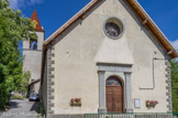 <center>Thorame Basse.</center>L’église paroissiale Saint-Pierre-ès-Liens. La flèche du clocher est couverte de tuiles vernissées vertes, brunes et jaunes.