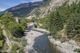 <center>Le pont du Moulin.</center>Le pont du Moulin, (ou ancien pont d’Ondres), est un pont muletier qui desservait le village d’Ondres. Il est construit en dos d’âne sur deux arches, ce qui est exceptionnel pour l’époque de sa construction (1685-1688, bien que Raymond Collier en voit trois). C’est le seul endroit à des lieues à la ronde où il y a un resserrement rocheux du lit du Verdon permettant la construction d’un pont relativement court et solide. Il y avait aussi des carrières de bonnes pierres à proximité, et même une carrière de « marbre » sur les hauteur de Colmars.